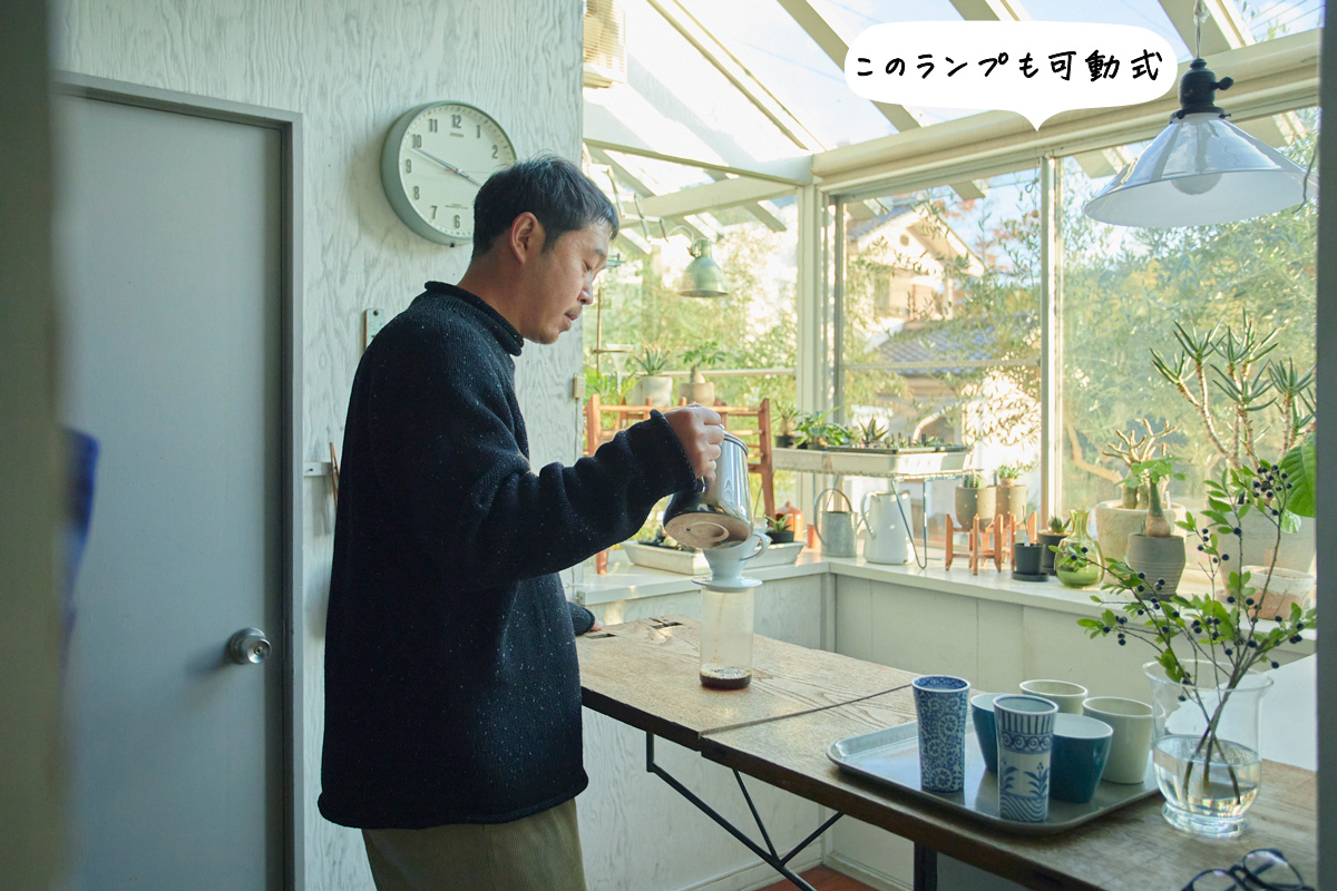 REFACTORY antiques・渡邉優太さん自宅サンルームのカウンターとランプ