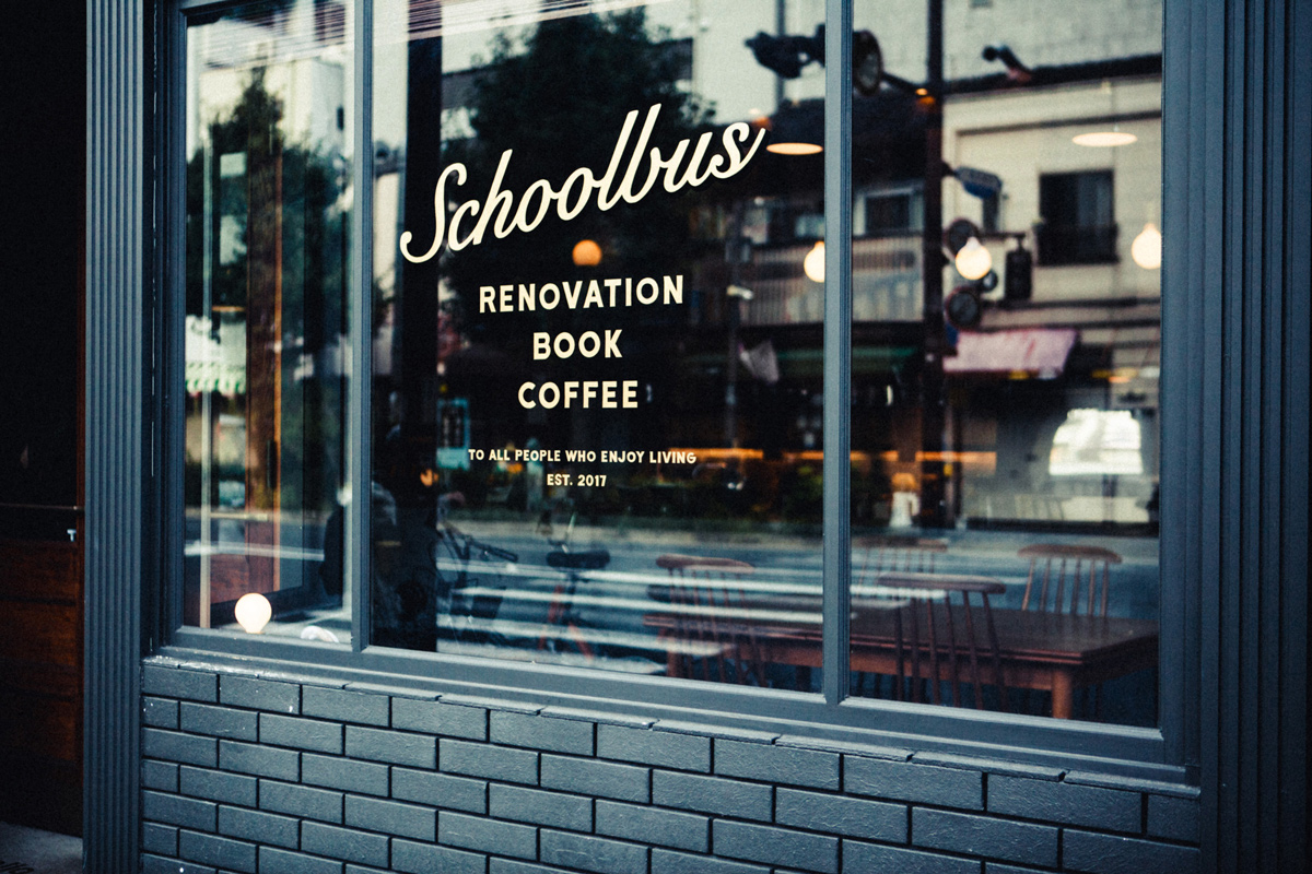 SCHOOL BUS COFFEE STOP KYOTOの窓のロゴ