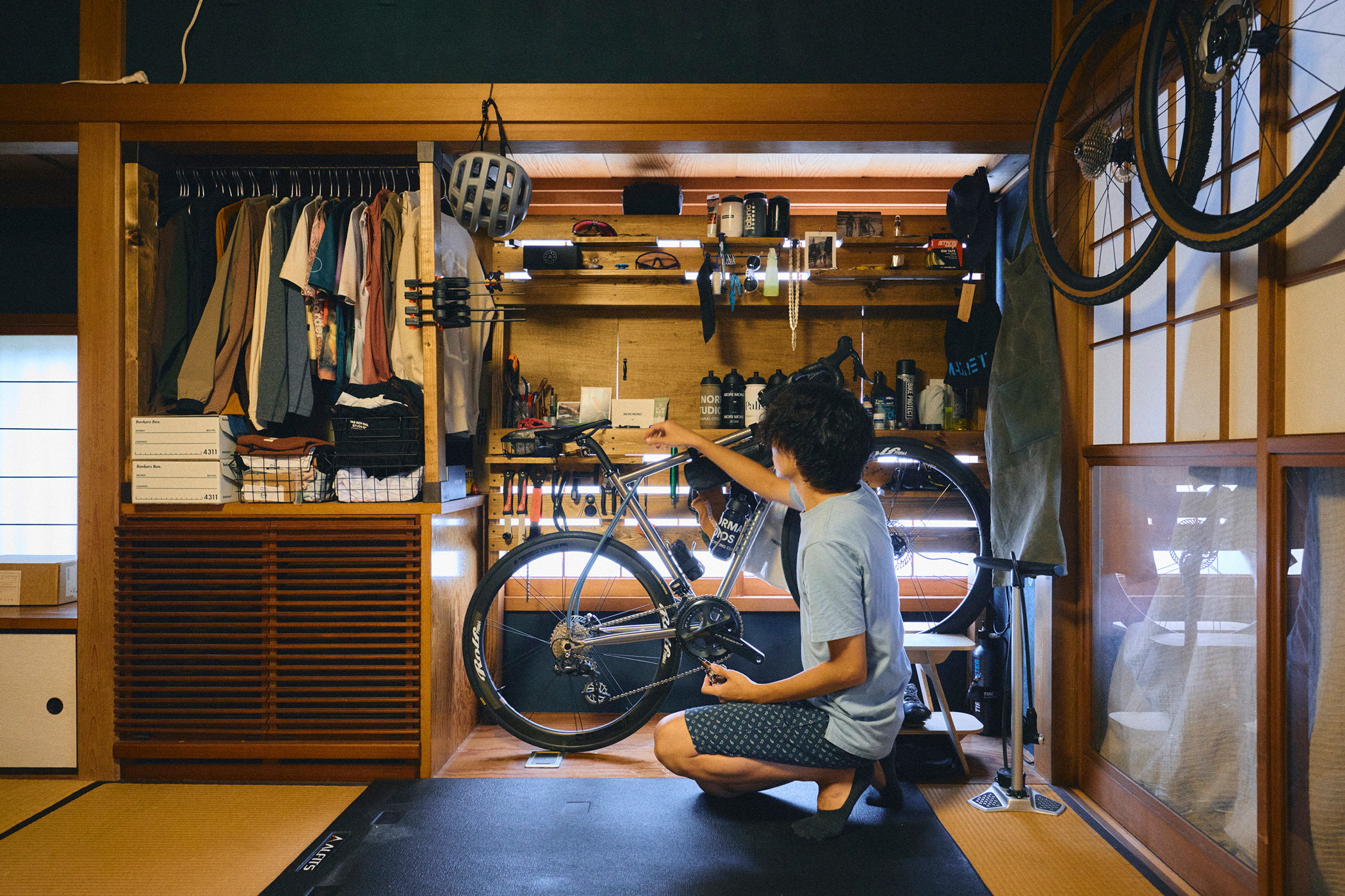 自転車だったら部屋もガレージに早変わり。 和室をリノベーションした自分だけの趣味空間