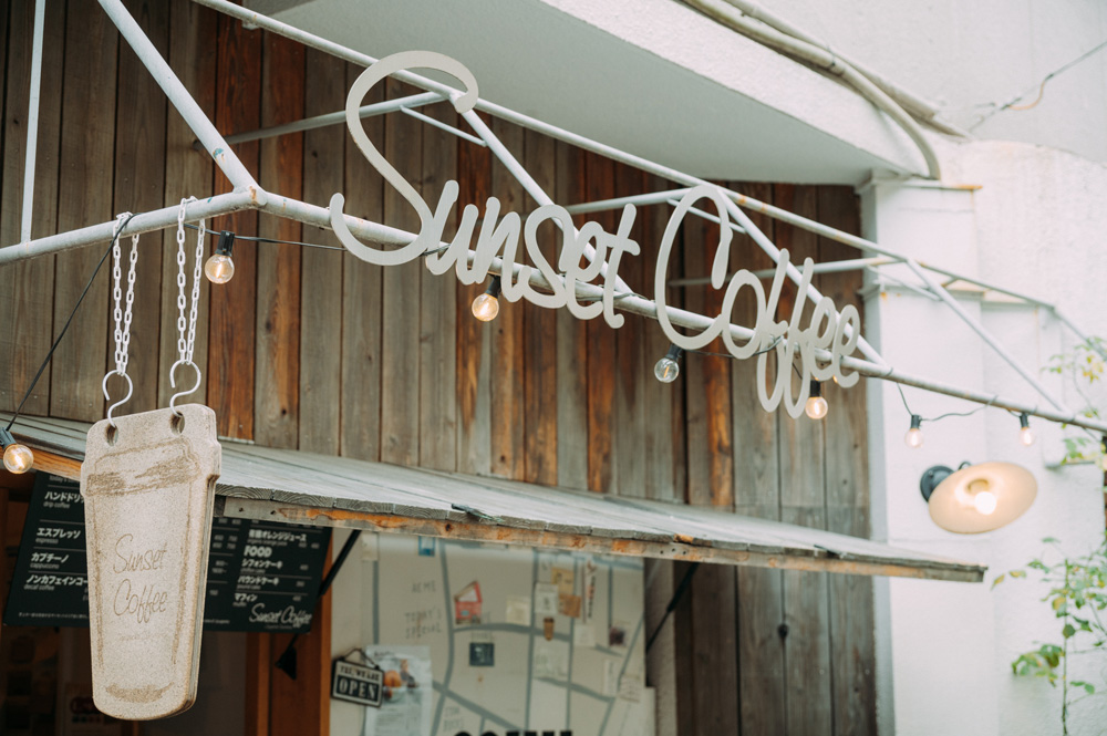 Sunset Coffeeのロゴサインとストリングライト
