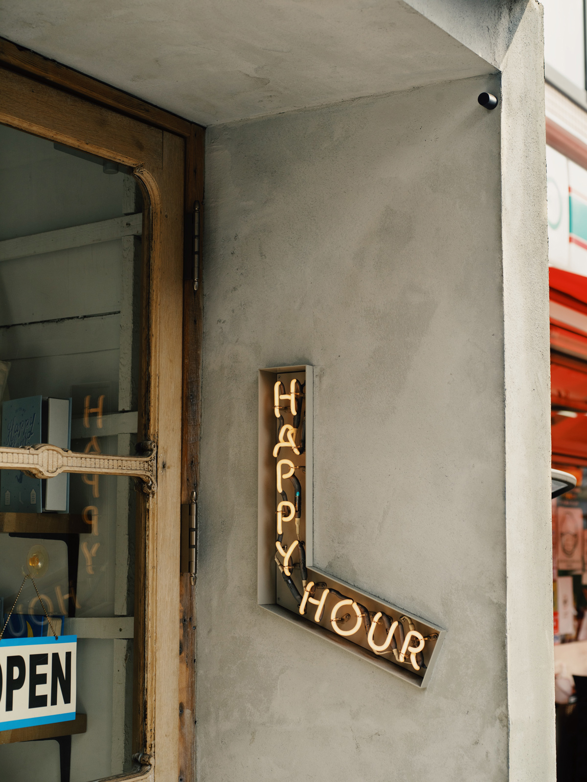 恵比寿カフェ「HAPPY HOUR」のネオン看板